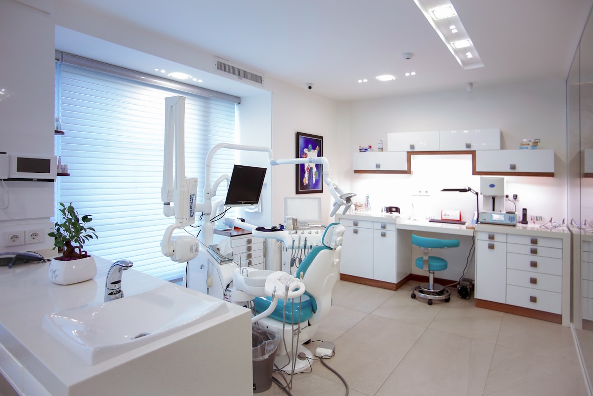 Ambiente de consultório e receção de uma clínica dentária