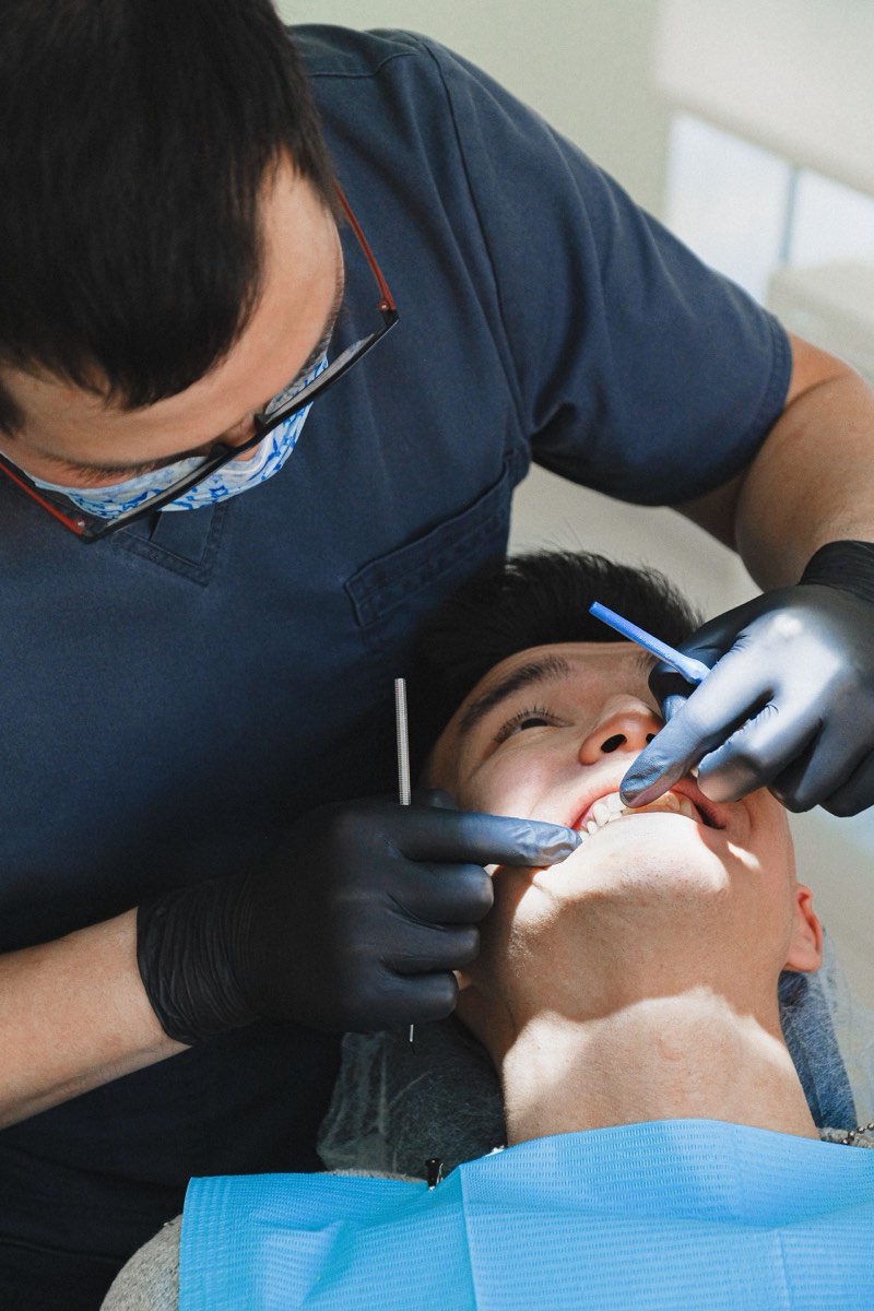 Atendimento e avaliação dentária em consultório