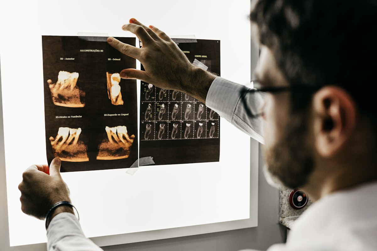Avaliação de exames imagiológicos e diagnóstico em consultório dentário
